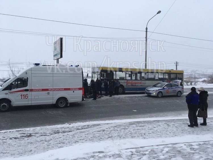 Авария дня. В Красноярске легковой автомобиль столкнулся с автобусом