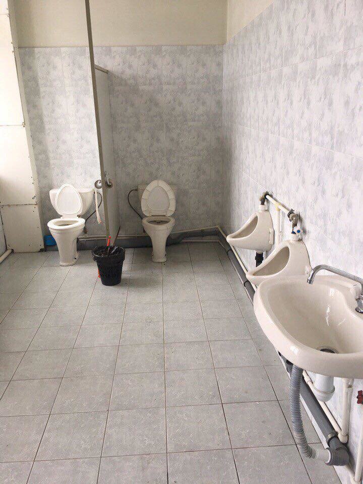 А это туалет для студентов того же вуза...