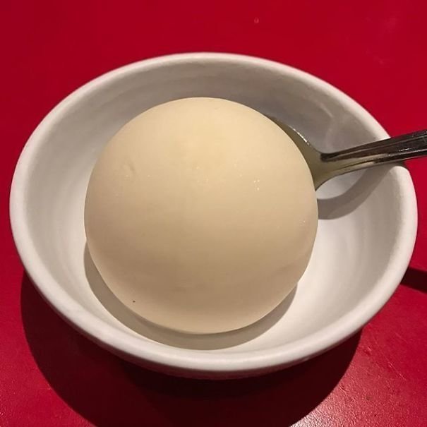 И как можно было сделать такой идеальный шарик мороженого?