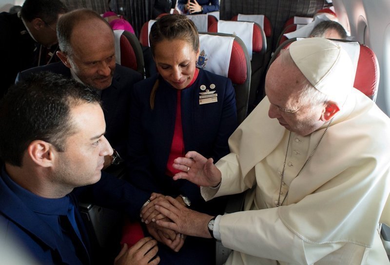 Папа Римский во время перелёта обвенчал двух бортпроводников