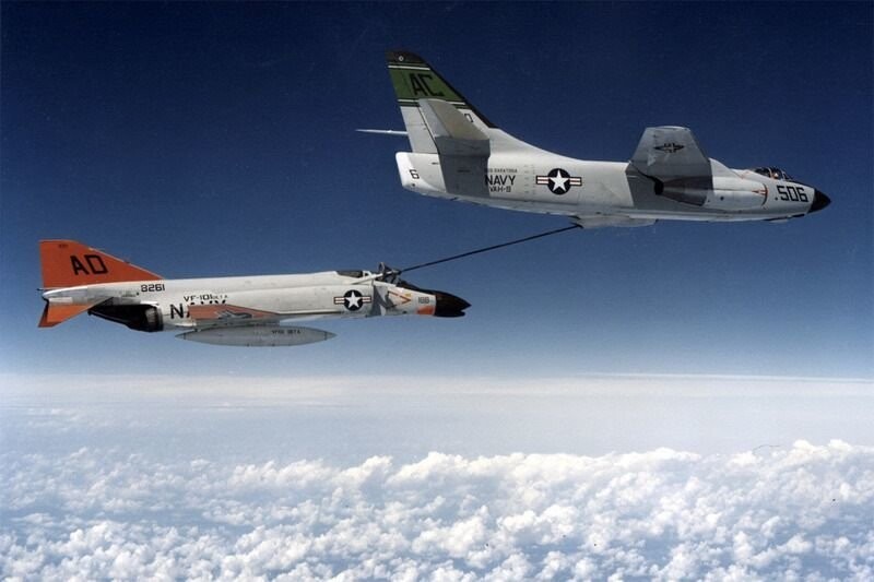 Дозаправка в воздухе истребителя F-4 Фантом II