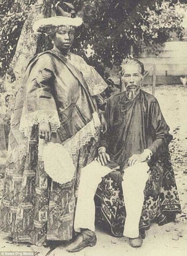 Китаец и его жена африканка, 1900-е гг. Оба в день свадьбы в национальных костюмах