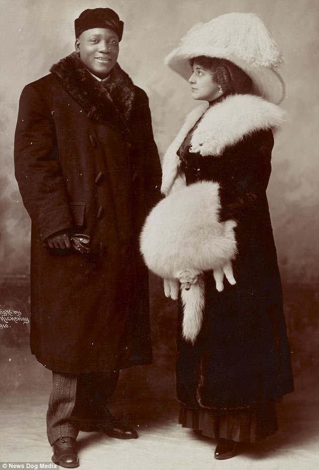Джек Джонсон и его жена Этта Терри Дурия, 27 января 1910 г.  Джек был успешным боксером и много выступал. Всего он был женат трижды - и все три раза на белых женщинах
