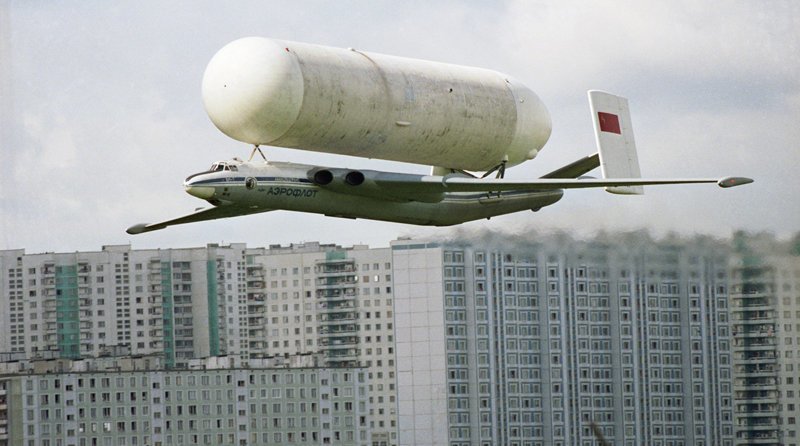 Самолет ВМ-Т с грузом водорода для ракеты-носителя «Энергия» над Тушино, 1989 год
