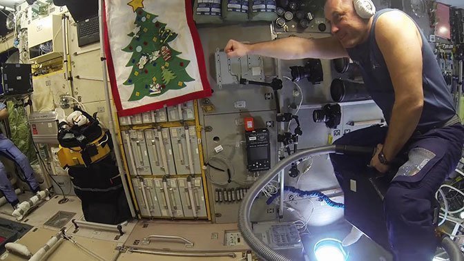 Российский космонавт полетал по МКС на пылесосе