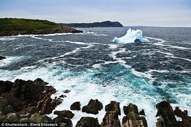 Айсберги откалываются от острова Гренландия и спускаются по течению вдоль побережья Ньюфаундленда - самой восточной точки Канады.