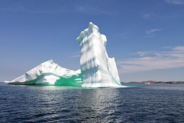 Здесь можно встретить и айсберги с историей: возраст некоторых айсбергов составляет около 10 000 лет!