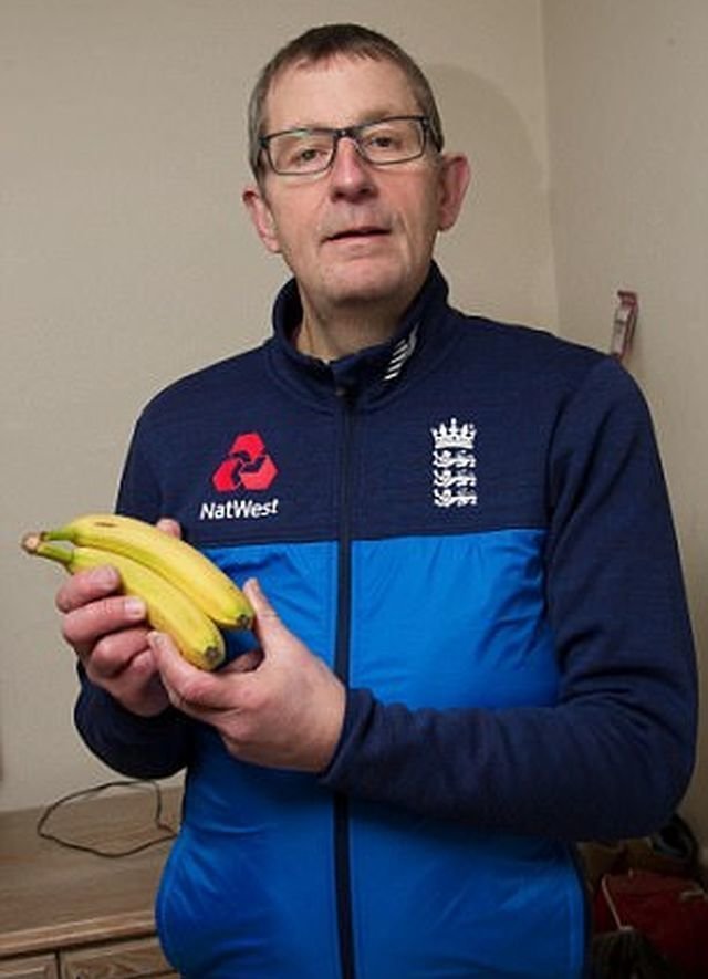 52-летний житель Великобритании по имени Нил Лэнгли несколько дней назад отправился в близлежащий супермаркет ASDA, где купил связку бананов