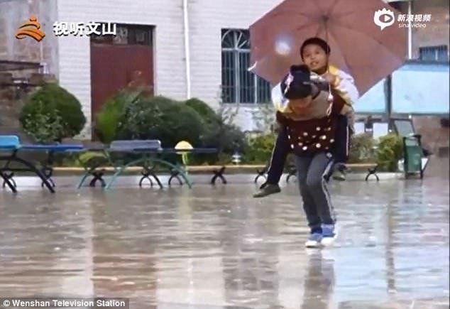 Диньшуань настроена решительно и помогает Диньфу добраться до школы в любую погоду