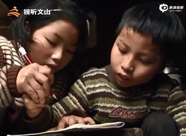 После школы сестра помогает брату делать домашнюю работу