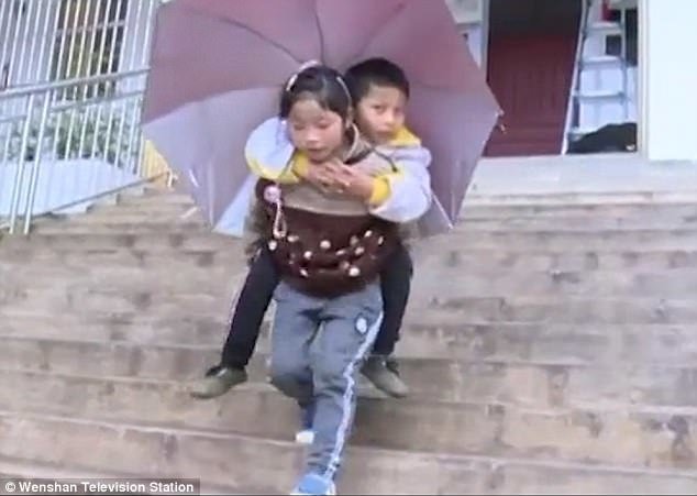 Сестринская любовь: Чжоу Диньшуань (9 лет) каждый день носит в школу своего брата Чжоу Диньфу (12 лет)