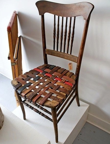 6. А это пример тройной реставрации: стул, стол и ремни получили новую жизнь