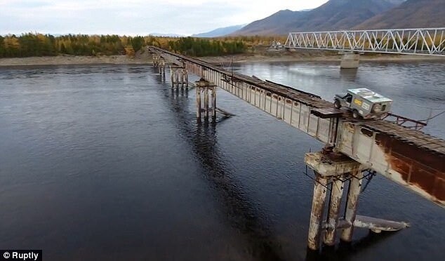 Параллельно опасному Куандинскому мосту проходит железнодорожный мост БАМа.