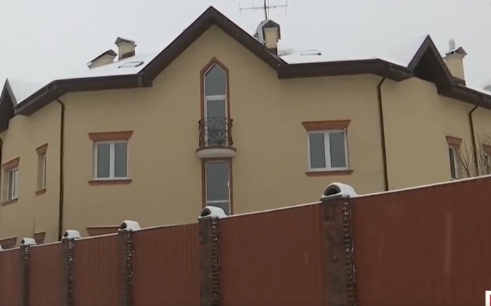 В селе под Киевом богачи содержат ЛЬВА в клетке на морозе! 