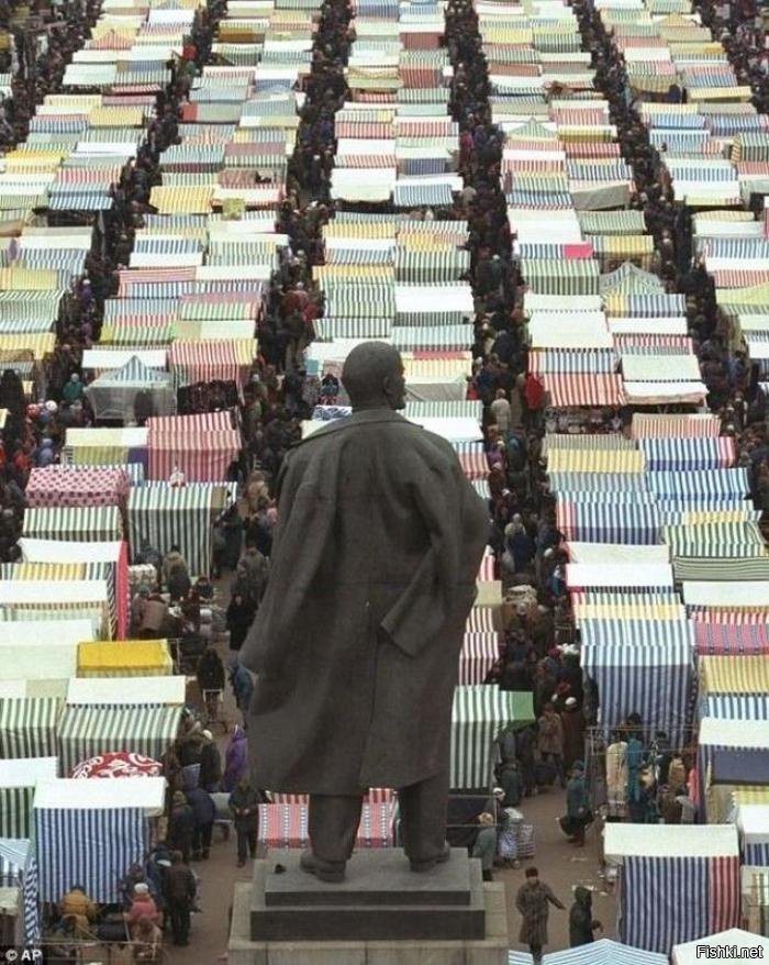 Ленин следит за базаром, Москва, 1996