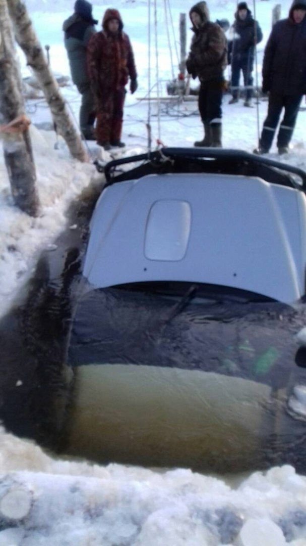 Под Усинском из реки Печоры достали затонувший Toyota Land Cruiser 200