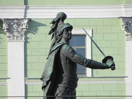 Другой ракурс памятника Суворова.