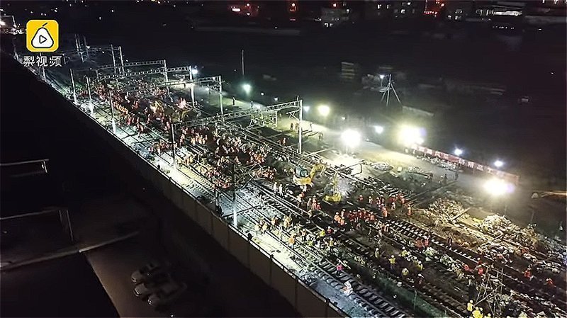 В Китае рабочие за ночь построили железную дорогу