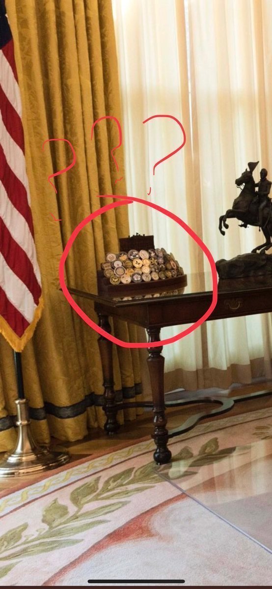 Помимо отсутствия бумаг на столе, пользователи задались другим вопросом: в кабинете Трампа отсутствует один элемент, который всегда был у других президентов США – семейные фотографии. Никто так и не понял, что стоит на столе позади президента.