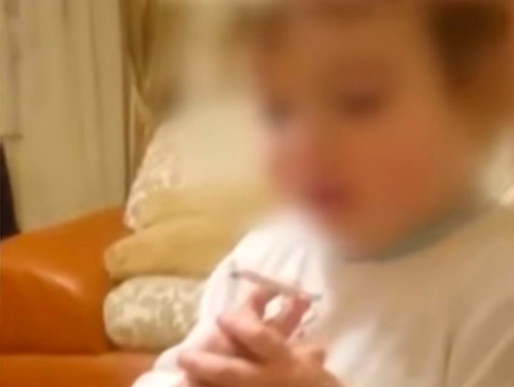 В сеть выложили видео с курящим и матерящимся дошкольником