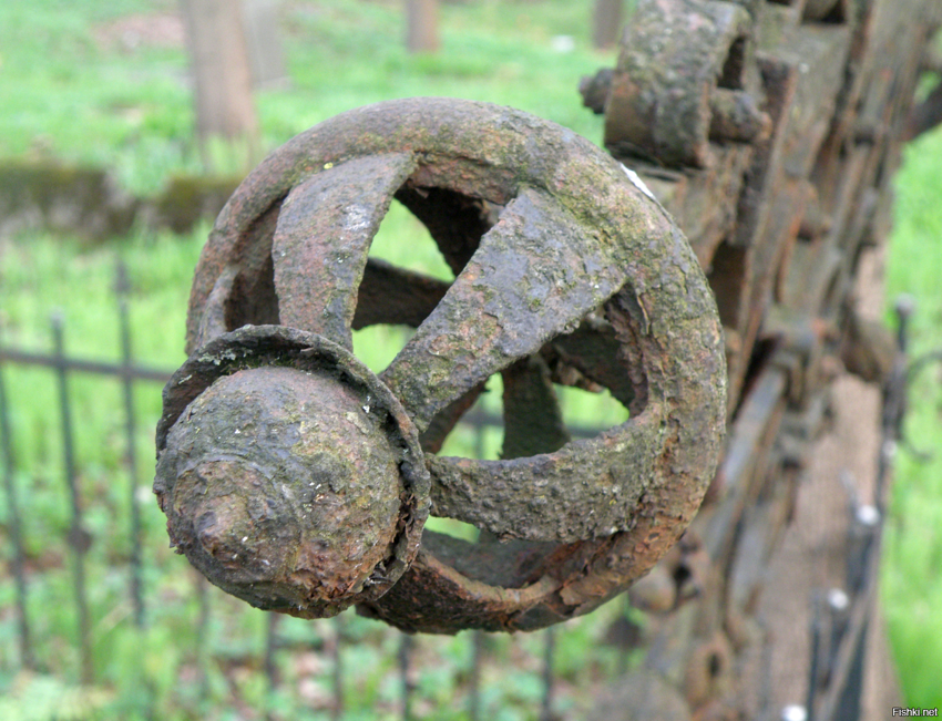 Элементы ковки на старом кладбище, Рига