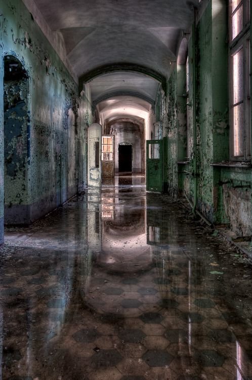 Раньше по этим коридорам бегали молоденькие медсестры в форме