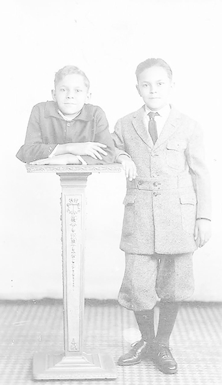 8. На фото Роберт и его брат-близнец Джонни Эк