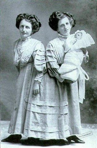 9. Близнецы Жозефа и Роза Блазе с сыном Розы, 1910 год