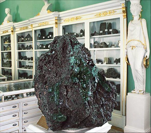 Самый большой кусок малахита в горном музее Санкт-Петербурга. Малахит привезен с  Урала и весит 1504 килограмма