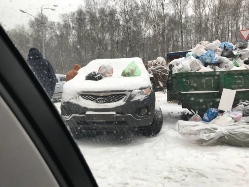 Месть унитазом: жильцы засыпали мусором неправильно припаркованный автомобиль