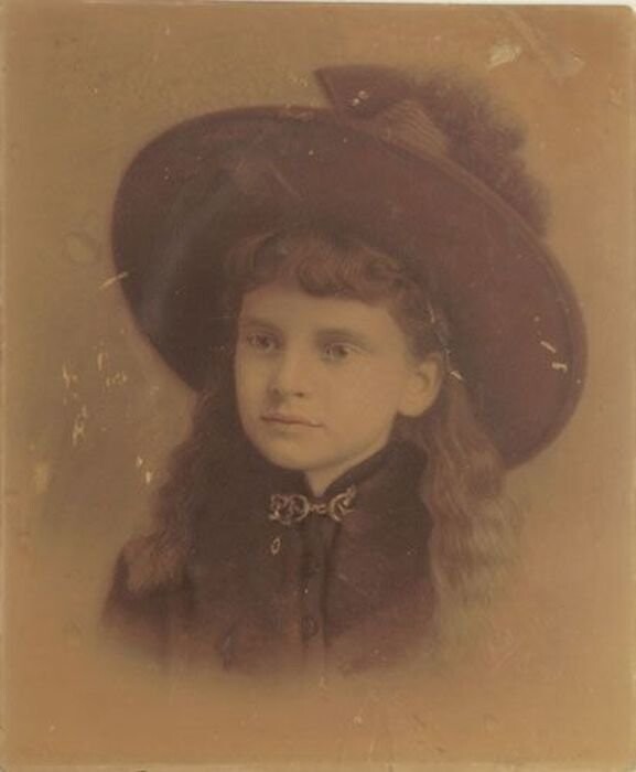 13 августа 1860 года в графстве Дарк, штат Огайо, в семье квакеров Сюзан Вайз и Джейкоба Мози родился шестой ребенок. 