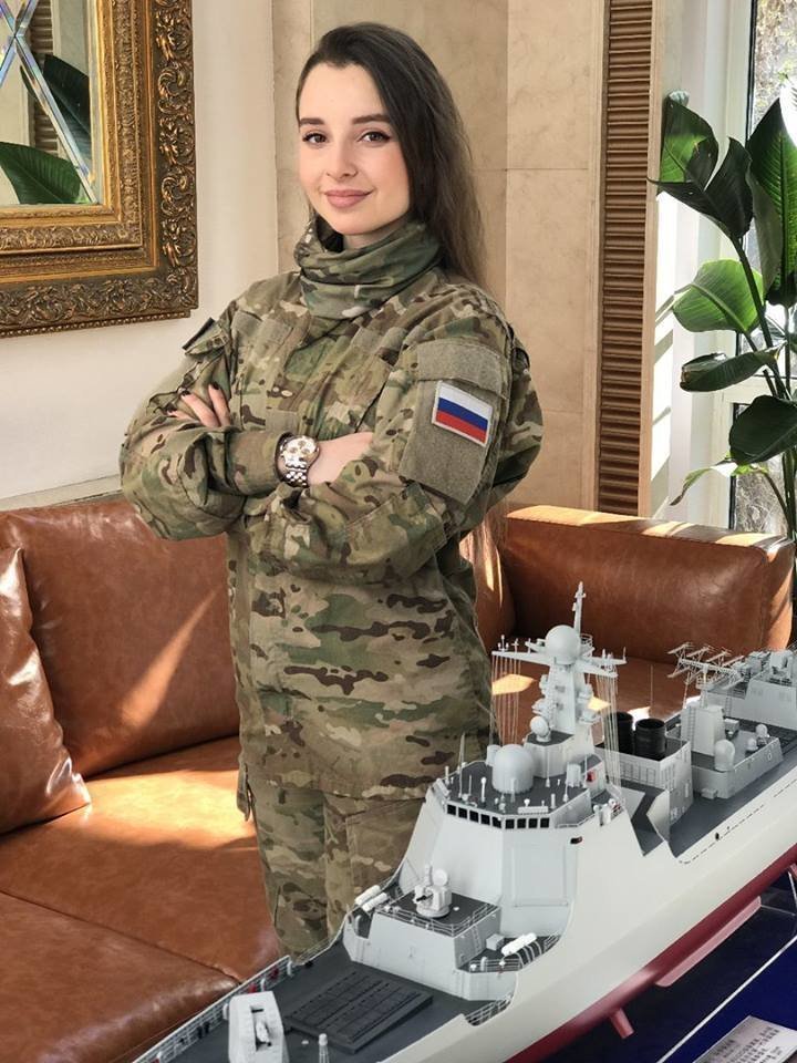 Русская девушка в военной форме Елена Делигиоз покоряет интернет