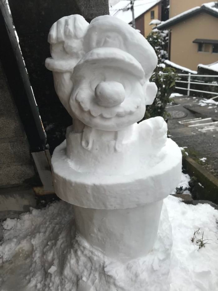 В Токио выпал мощнейший снегопад. Японцы вдохновились - взгляните на их снежные творения!