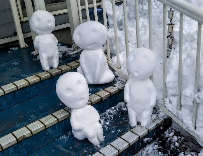 В Токио выпал мощнейший снегопад. Японцы вдохновились - взгляните на их снежные творения!