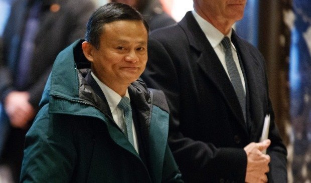 Миллиардер из КНР приехал в Давос в поношенной женской куртке