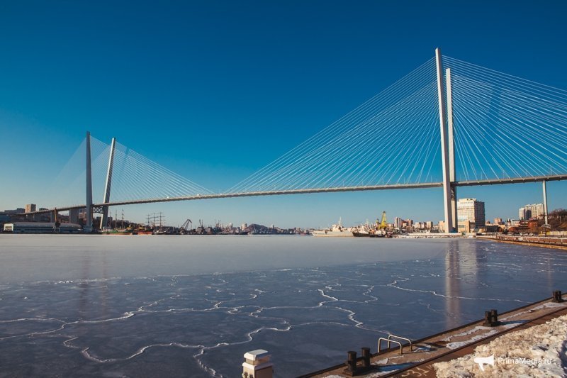 Замерз незамерзающий Золотой Рог во Владивостоке