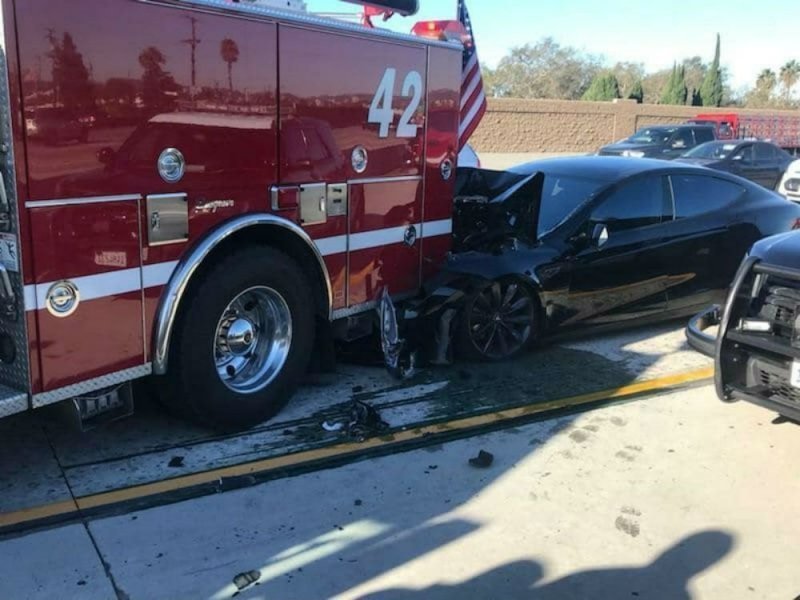 Tesla в режиме автопилота врезалась в пожарную машину