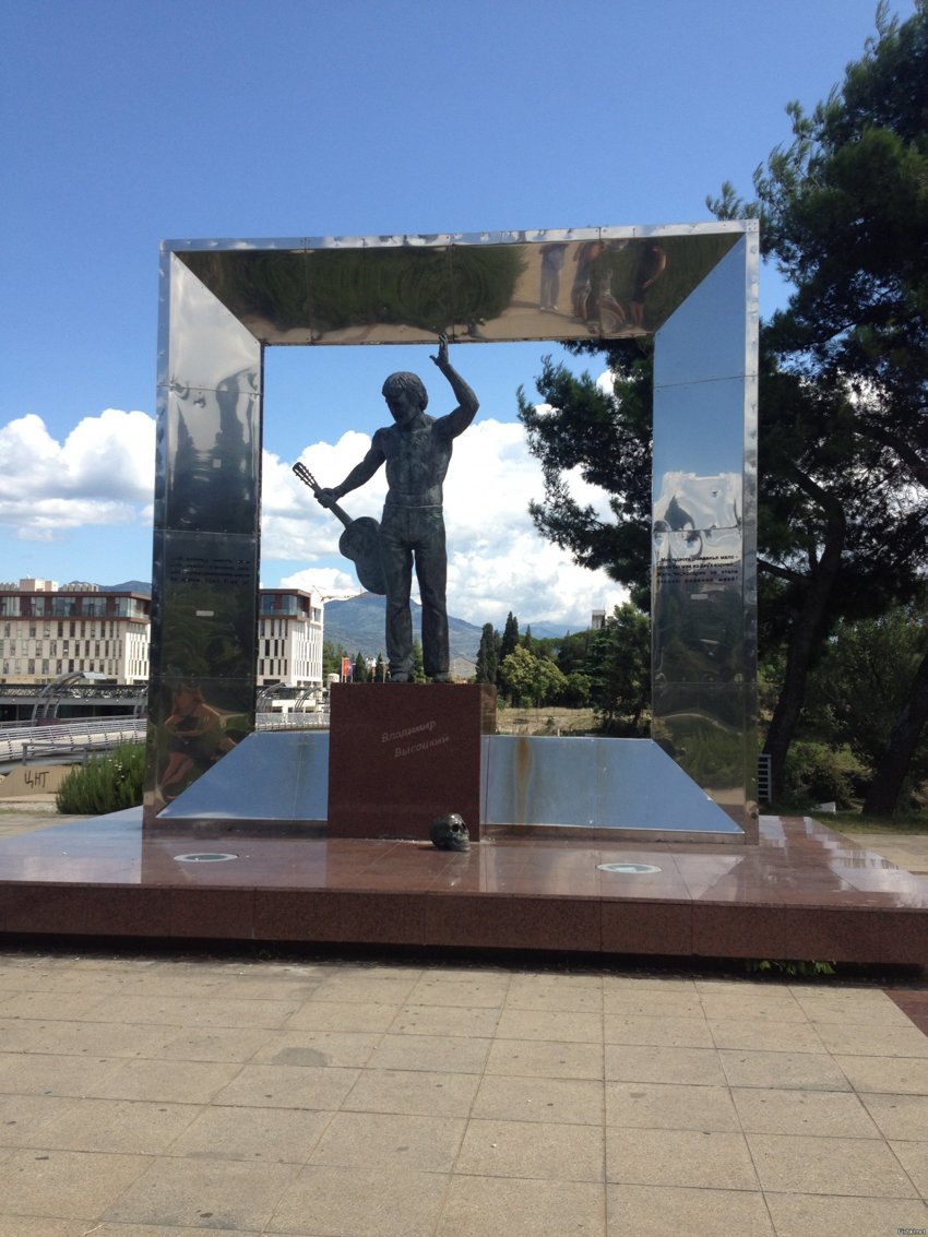Памятник Высоцкому в столице Черногории - Подгорице