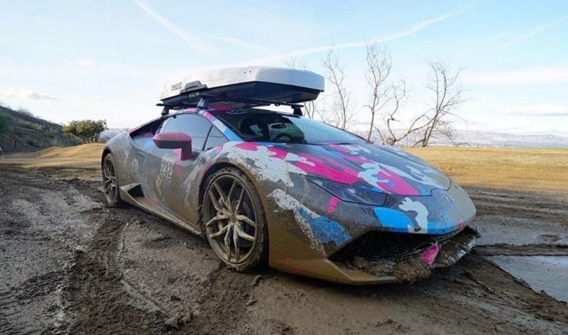 800-сильный Lamborghini Huracan месит грязь на легком бездорожье