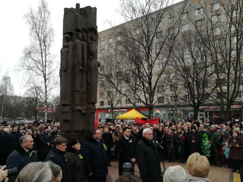 В Петербурге открыли памятник «Мужеству ленинградцев»