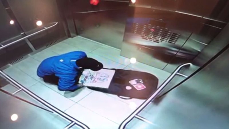 Камера в лифте одного из домов города Суррей сняла доставщика за поеданием чужой пиццы