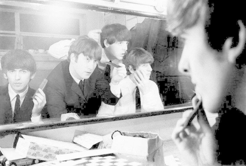 4. The Beatles готовятся к выходу на сцену, 1963 год