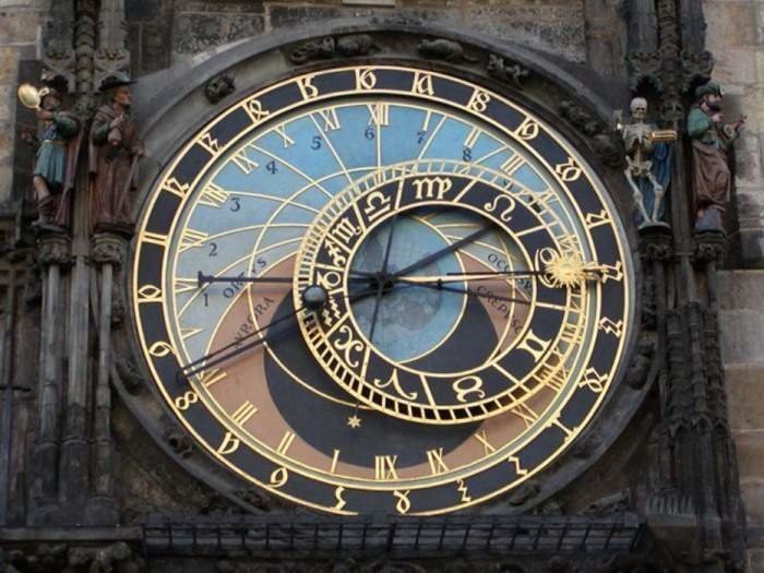 Необычные уличные часы, украшающие разные европейские города