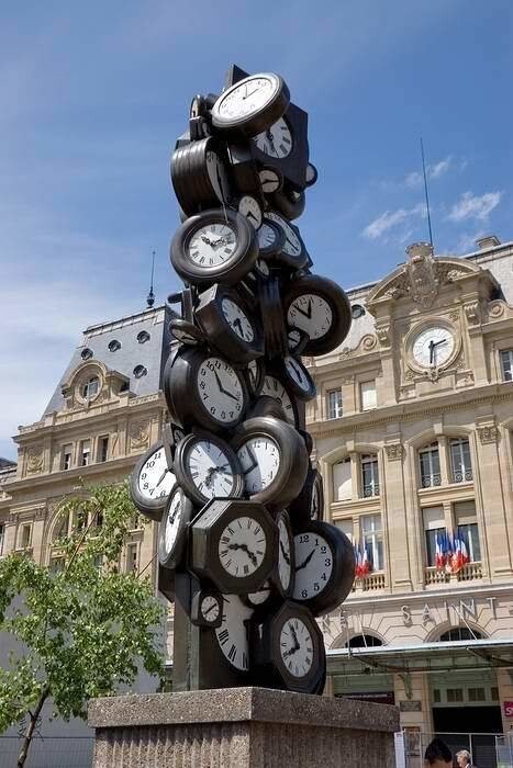 Необычные уличные часы, украшающие разные европейские города