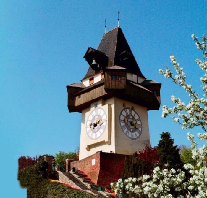 14. Часы на башне, стоящей на горе Шлоссберг, Грац (Австрия) 