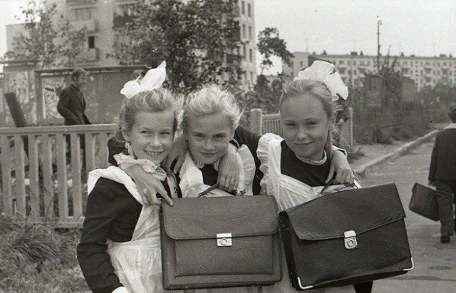 Школьные портфели. Никаких рюкзачков не было. Были ранцы для мальчиков, но достаточно редко. 