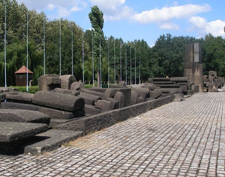 27 января 1945 г. 73 года назад Советские войска освободили узников Освенцима