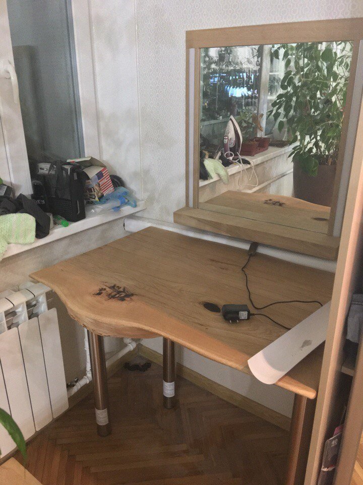 Стол и макияжное зеркало для жены