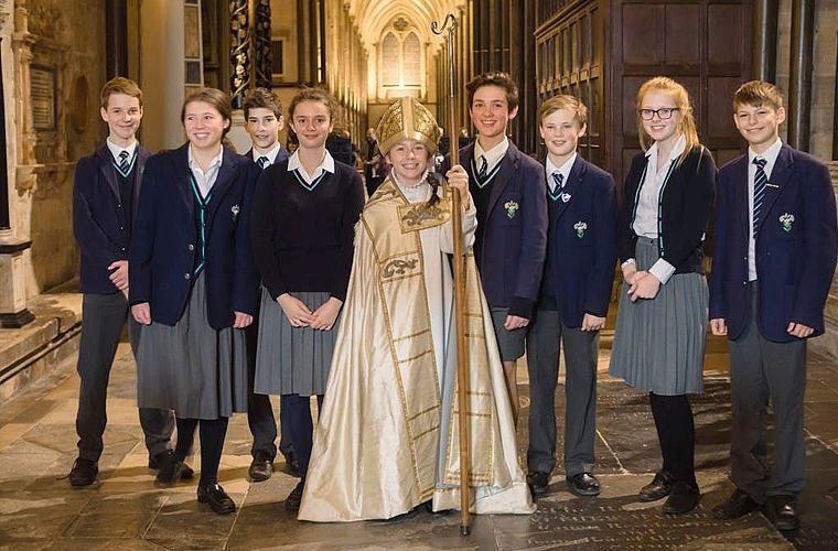 12-летняя Мэдди Лайлес — первая девочка хор-епископ в Солсбери
