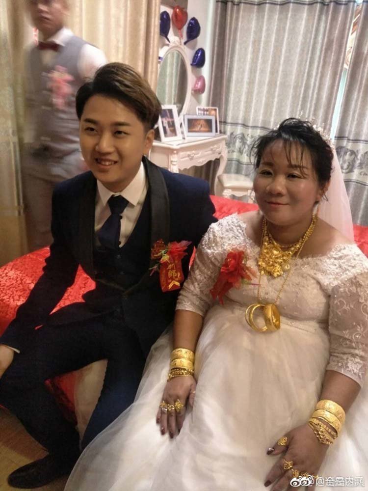 38-летняя дама дала родителям 23-летнего парня 800 тыс. долларов, чтобы сыграть с ним свадьбу